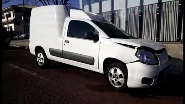 Carros se envolvem em colisão na Região da Neva e mulher fica ferida