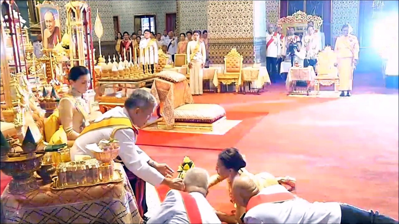 ดูสายตาจิกแบบไม่พอใจเหวี่ยงๆ ของฟ้าหญิงสิริวัณฯ ที่ ร.10 สถาปนาฟ้าหญิงพัชรกิติยาภาฯ เป็นกรมหลวง แต่ตนเองไม่ได้สถาปนาด้วย!!!