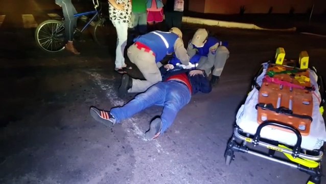 Jovem sofre fratura no joelho após colisão entre carro e moto