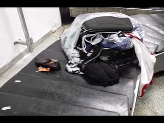 صور من مطار تونس قرطاج ... مواطن كان يتنظر في حقائبه