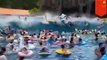 'Tsunami' buatan di waterpark China telan pengunjung kolam - TomoNews