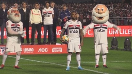 Alves arriba a Sao Paulo con "espíritu de campeón" y para "hacer historia"