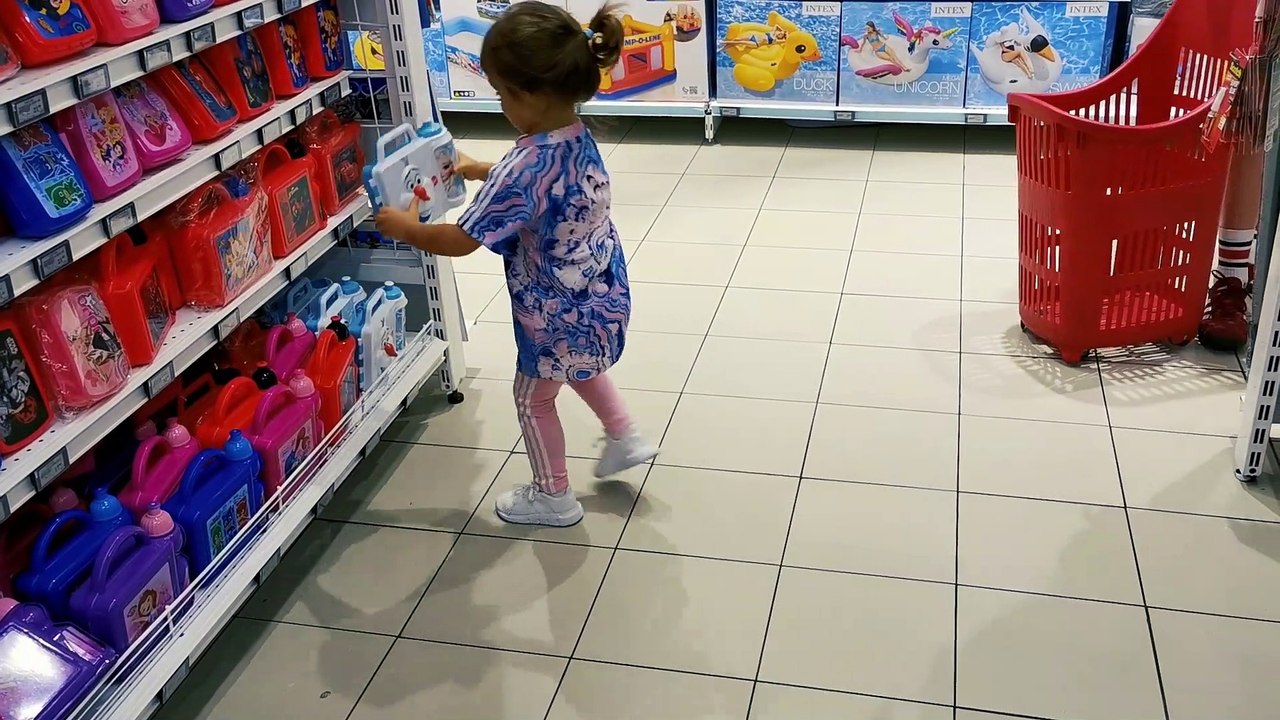 Learn how to count 1 to 6 with Mia. Educational video for children