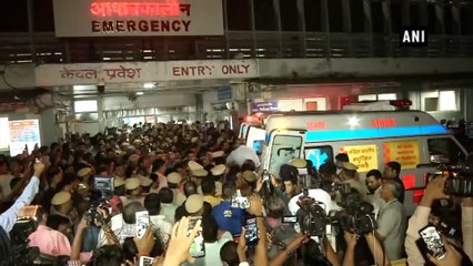 సుష్మా భౌతిక కాయాన్ని చూసేందుకు తరలి వచ్చినజనం|Mortal Remains Of Sushma Taken To Her Delhi Residence