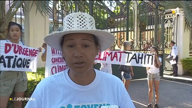 Citoyens pour le climat manifeste devant les grilles de la Présidence