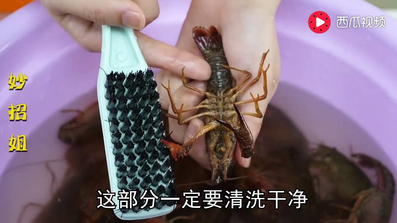 【Cleaning crayfish】清洗小龙虾最正确的方法，5分钟脏东西全跑出来，这样吃着才放心