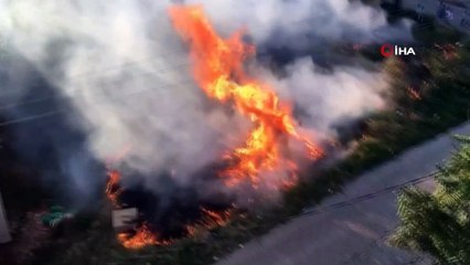 Sokaktaki yüzlerce odun alev alev yandı... Yangın evlere sıçramadan söndürüldü
