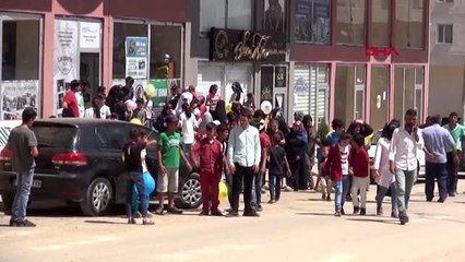 Muş'ta Kurban Bayramı öncesi 300 çocuğu sevindirdiler