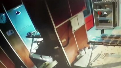 Pendik'te bir fırından para çalan hırsız kamerada