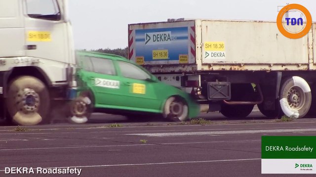 Ce crash test simulant une voiture prise en sandwich entre deux camions va vous choquer !