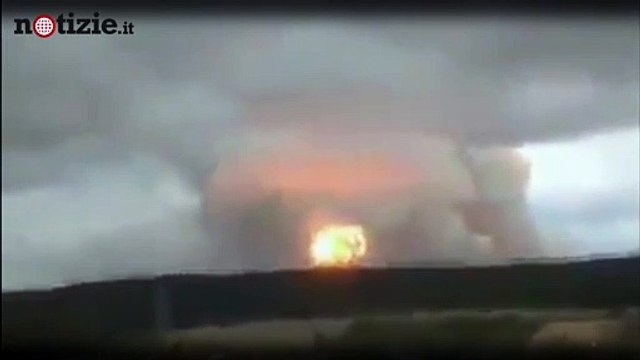 Russia, esplode il deposito di armi: le immagini della tragedia | Notizie.it