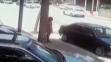 Motosiklet ile otomobilin karıştığı kaza kamerada