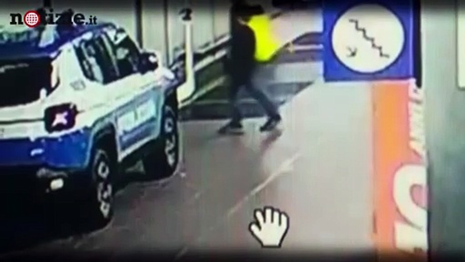 Milano, ago da siringa su auto della polizia: fermato un peruviano |  Notizie.it - Video Dailymotion