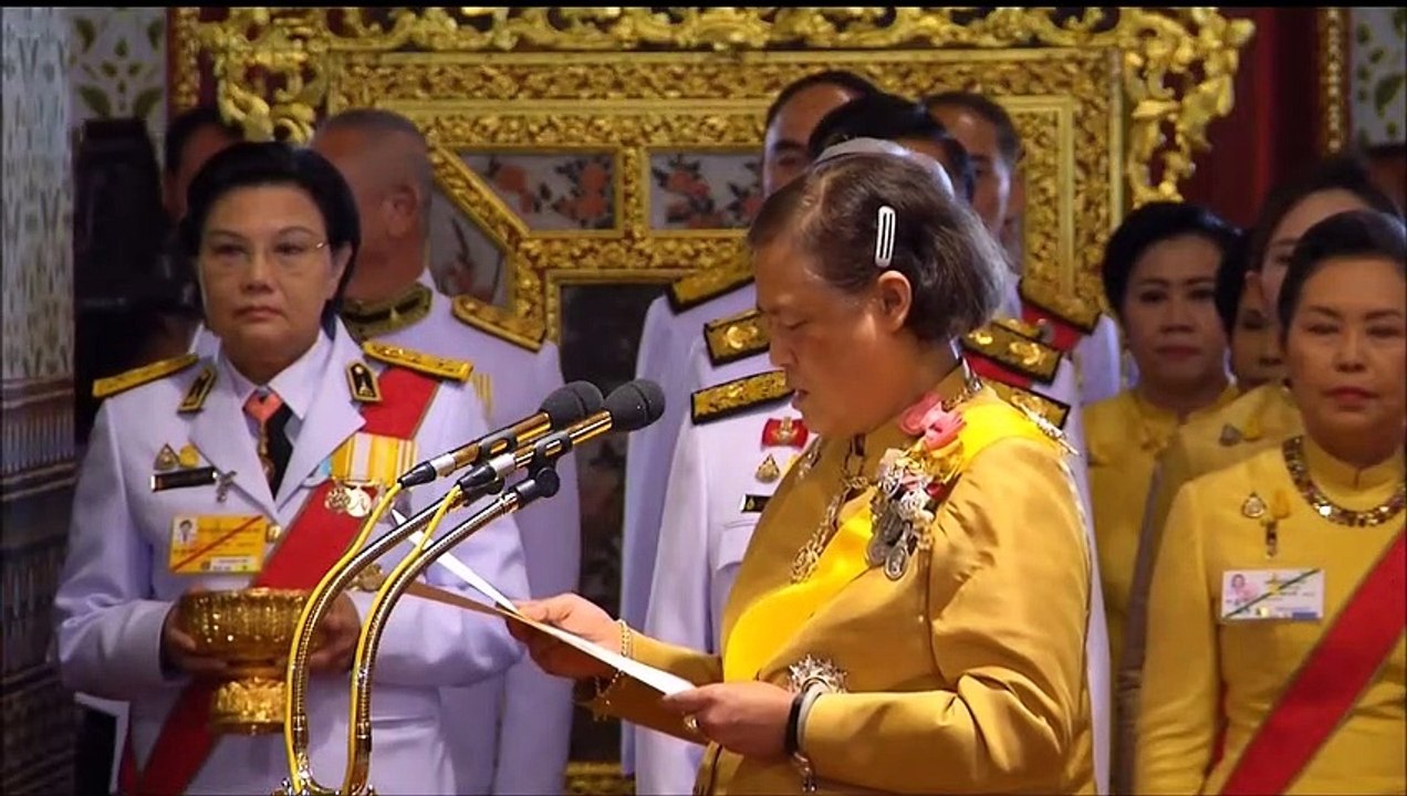 ดูคลิปนี้ให้ดี ราชินีนุ้ย สุทิดา จิกสายตาไม่พอใจใส่กรมสมเด็จพระเทพฯ นางบังอาจมาก!!!