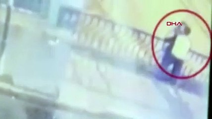 Korkuluklara yaslanıp öpüşen çift, köprüden düşerek öldü