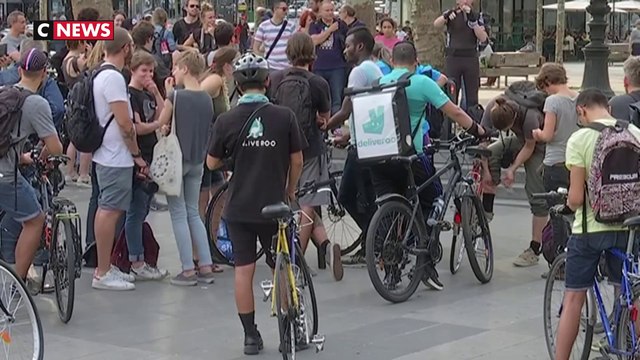 Les livreurs Deliveroo manifestent contre leur nouvelle grille tarifaire