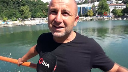 Denize düşen yaralı güvercini kurtarmak için canını hiçe saydı