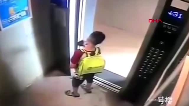 DHA DIŞ - Kapı sensörü ile oynadığı asansörde mahsur kaldı