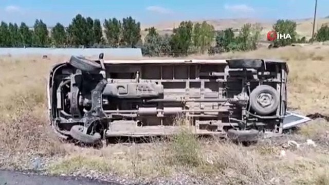 Kaçak göçmenleri taşıyan minibüs takla attı: 8 yaralı