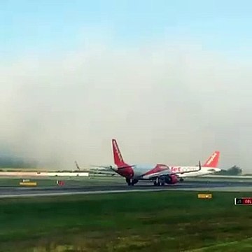 La « grande entrée » de l'avion à travers les nuages a époustouflé les internautes