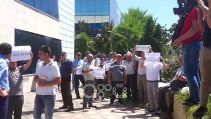 RTV Ora - "Turp Mister 6%" protesta para bashkisë Kamëz, kundër Rakip Sulit
