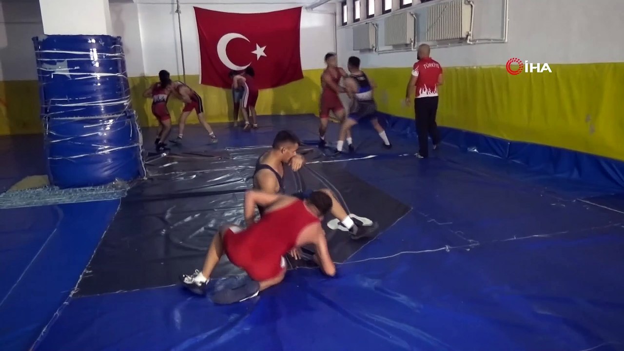 Ağabeyinin teşvikiyle güreşe başladı, şimdi başarıdan başarıya koşuyor