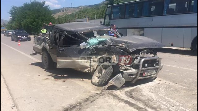 Report TV - 'Mitsubishi' përplas autobusin e linjës Korçë-Miras, tre të plagosur