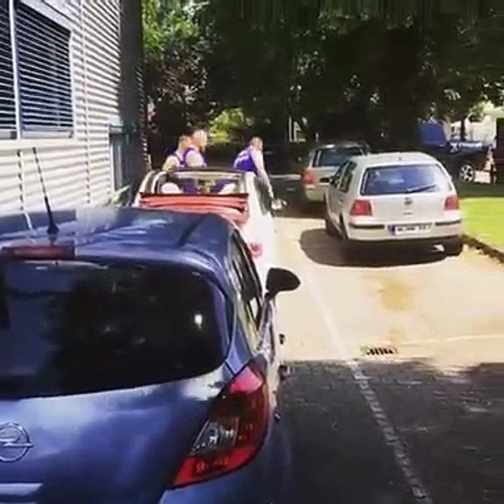 Quand trois hommes dégages des voitures mal garées