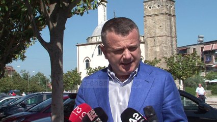 Konstituohen këshillat bashkiakë në Peqin dhe Vlorë, betohen kryetarët