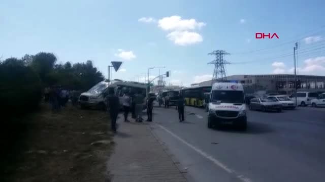 İSTANBUL-SULTANGAZİ'DE KAMYONETE ÇARPMAMAK İÇİN MANEVRA YAPAN MİNİBÜS KAZA YAPTI