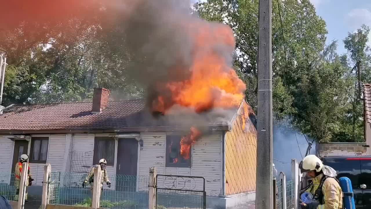 Trazegnies: une maison en feu