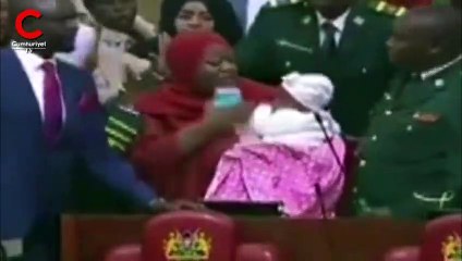 Parlamentoya bebeğiyle gelen milletvekili dışarı çıkarıldı