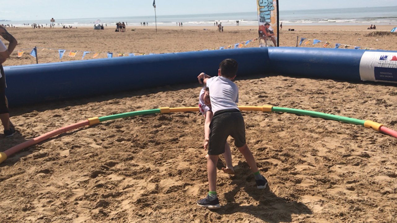 Le Beach Wrestling Tour s’est arrêté plage des...