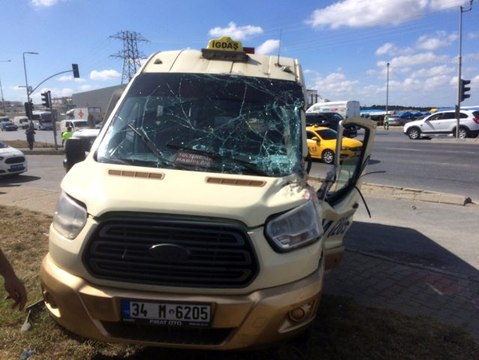 Kırmızı ışıkta U dönüşü yapan tıra minibüs çarptı