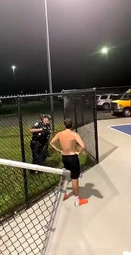 Polis ve gençler arasında 'tek denemede ortasahadan basket atarsanız oynayabilirsiniz' anlaşması