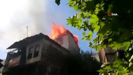 Tarihi ahşap binada yangın çıktı, alevlerin sıçradığı diğer binalarda kullanılamaz hale geldi