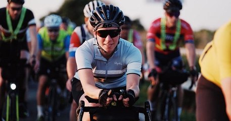 L'incroyable exploit de cette cycliste, qui remporte une course de 4 000km devant 224 hommes !