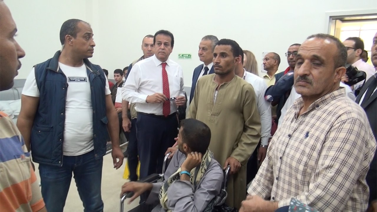 وزير التعليم العالي لمدير معهد الأورام: لازم نعمل حاجة صح تليق بالمريض