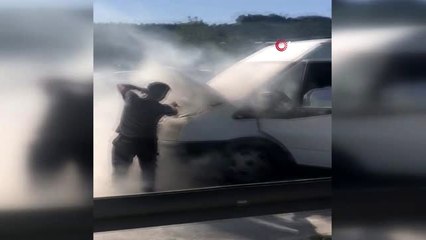 Minibüs seyir halindeyken alev aldı