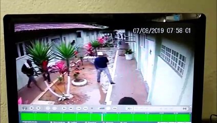 Homem agride mulher em Vitória