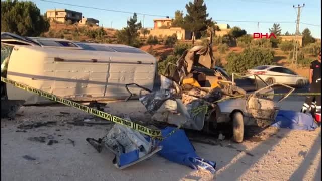 GAZİANTEP-Şanlıurfa yolunda yolcu minibüsü ile otomobil çarpıştı, ölü ve yaralılar var - 2