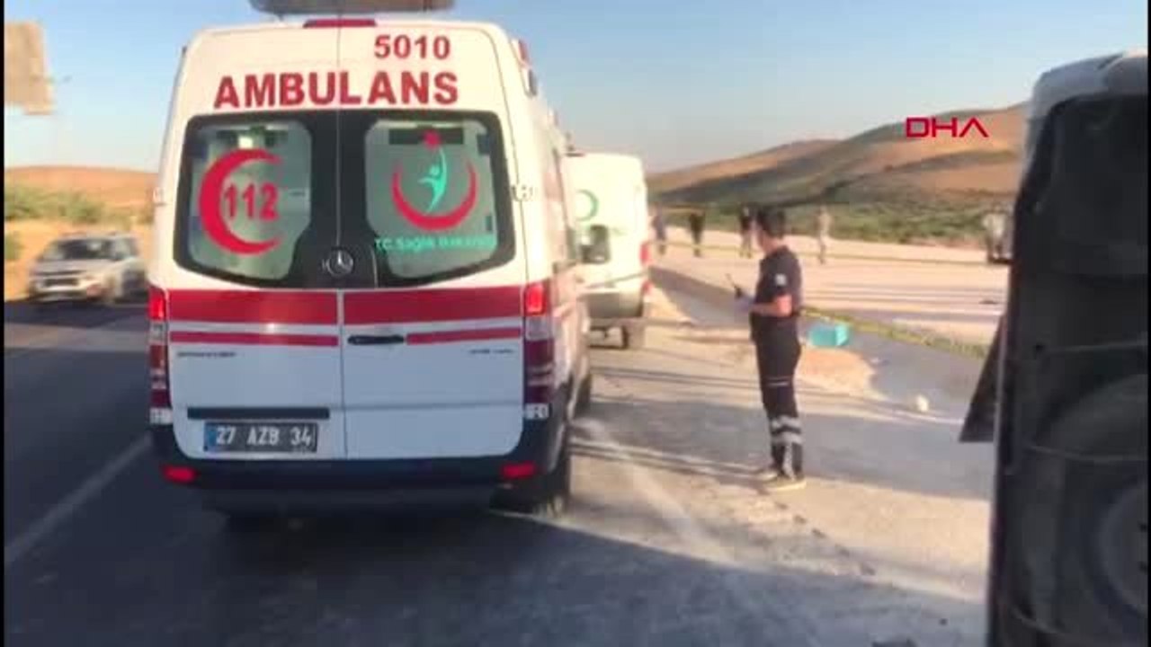 GAZİANTEP-Şanlıurfa yolunda yolcu minibüsü ile otomobil çarpıştı, ölü ve yaralılar var - 1