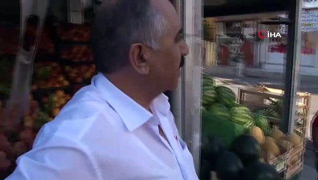 Ataşehir’de kadının yolda ilerleyen otomobilin üzerine düştüğü anlar kamerada