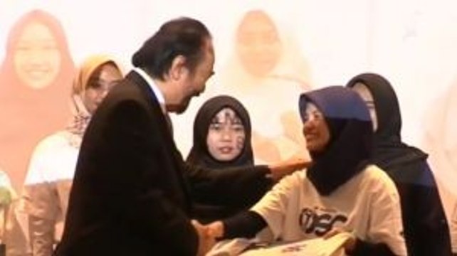 Surya Paloh Serahkan Beasiswa untuk Penerima OSC