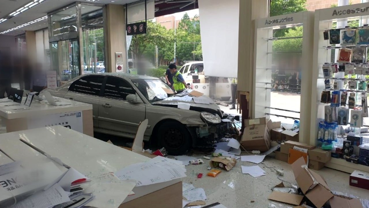 '무면허' 승용차 도심 매장 돌진...1명 다쳐 / YTN