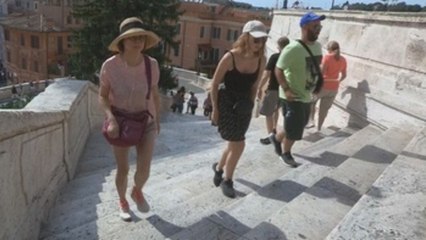 Roma multará a quienes se sienten en la escalinata de la Plaza de España