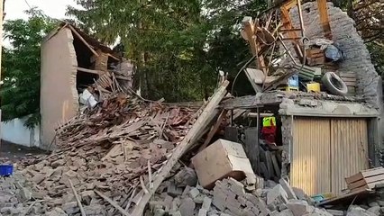 Les chiens cherchent dans les décombres de la grange