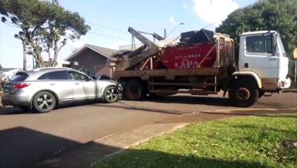 Caminhão de entulho e caminhonete Infiniti se envolvem em colisão no XIV de Novembro