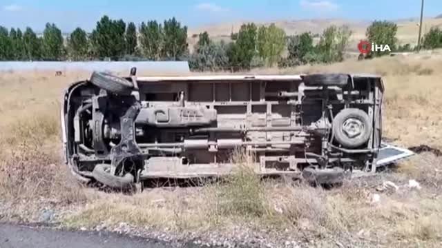 Kaçak göçmenleri taşıyan minibüs takla attı: 8 yaralı