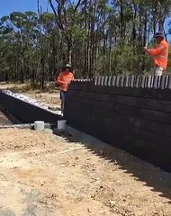 Ce maçon a une technique incroyable pour poser les briques...  Façon Dominos